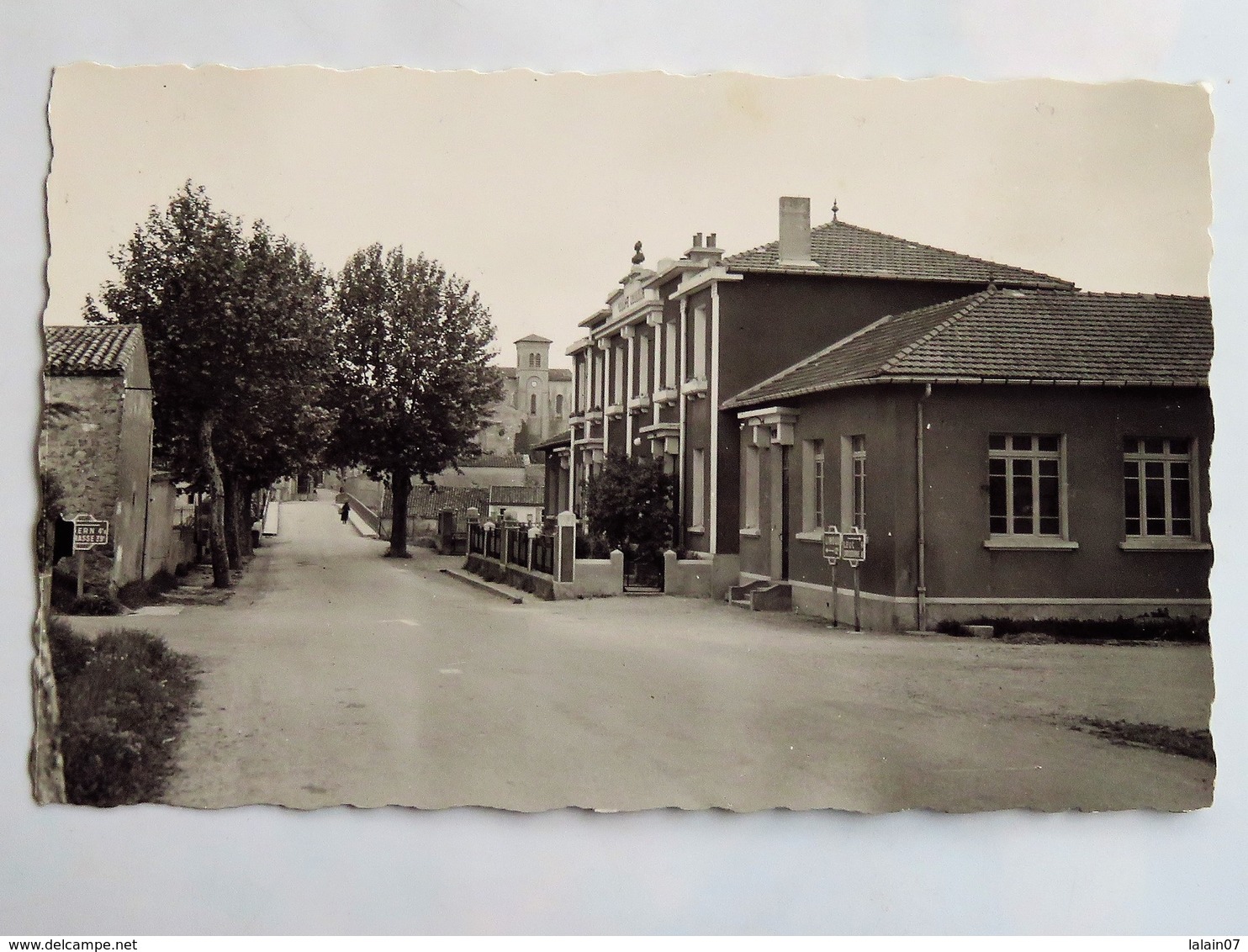 C.P.A. : 11 SAINT-HILAIRE Le Groupe Scolaire Et Avenue Du Pont - Saint Hilaire