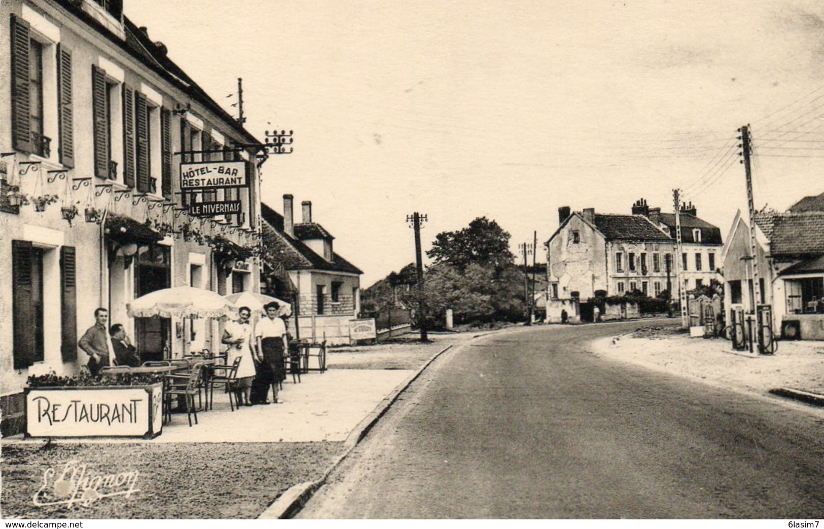 CPSM - NEUVY-sur-LOIRE (58) - Aspect De L'Hôtel Le Nivernais En Face De La Station Service Dans Les Années 50 - Sonstige & Ohne Zuordnung