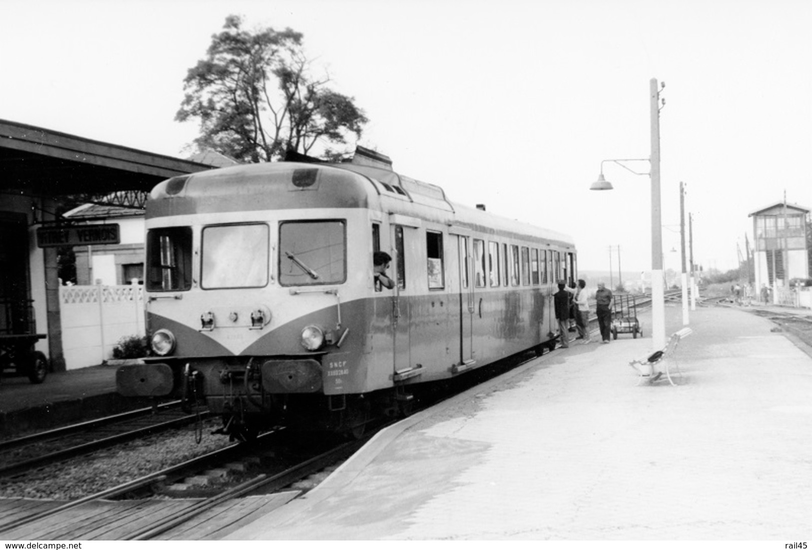 Vitrey-Vernois. Autorail X 2800.. Express Plombières-les-Bains - Culmont-Chalindrey. Cliché Jacques BAZIN. 12-08-1971 - Trains