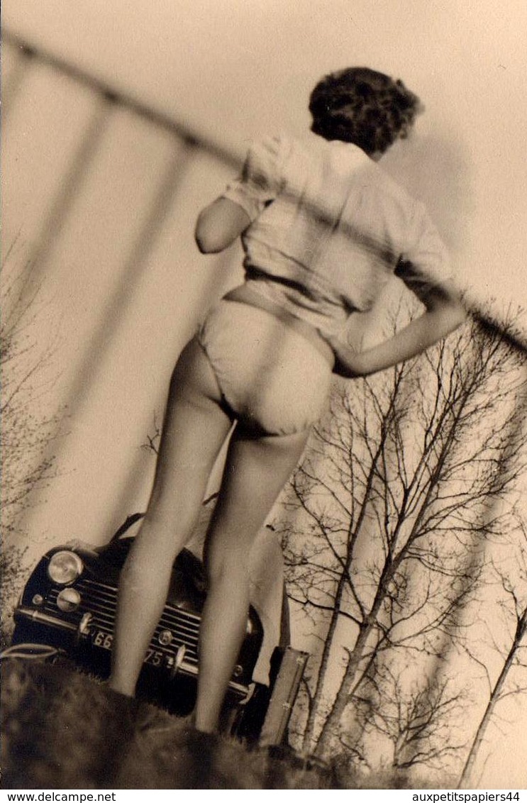Photo Originale Peugeot 203 Et Les Fesses De Madame Dans Son Maillot De Bain En 1952 - Sexy Car - Automobiles