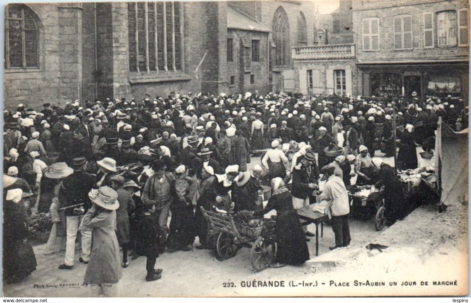 44 - GUERANDE -- Place St Aubin Un Jour De Marché - Guérande