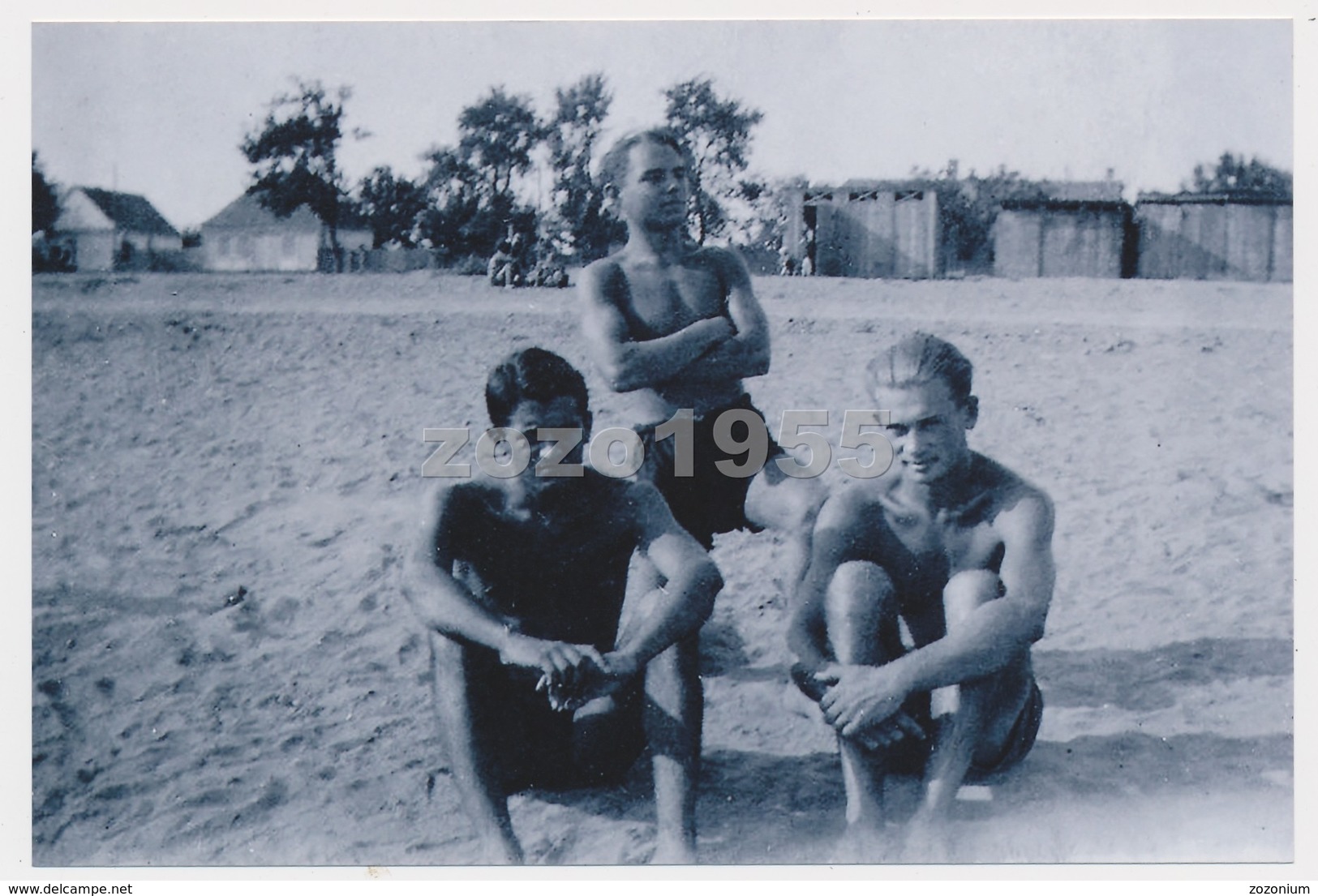 REPRINT -  Three Naked Trunks Mucular Guys Men On Beach  Hommes Nus Sur La Plage, Mecs, Photo Reproduction - Persons