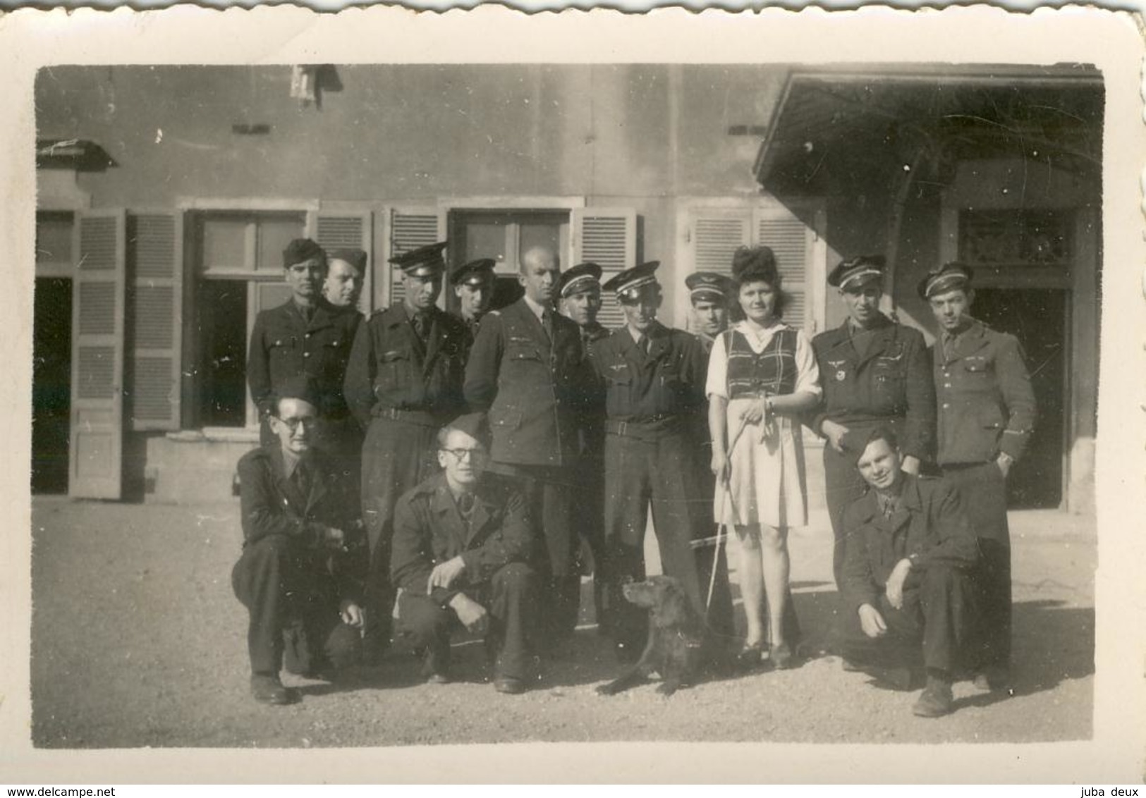 WW 2 .  Aviateurs Allemands Et Une Jeune Femme à Lyon . AVIATION  ALLEMANDE .  Beau Format . - Guerre, Militaire