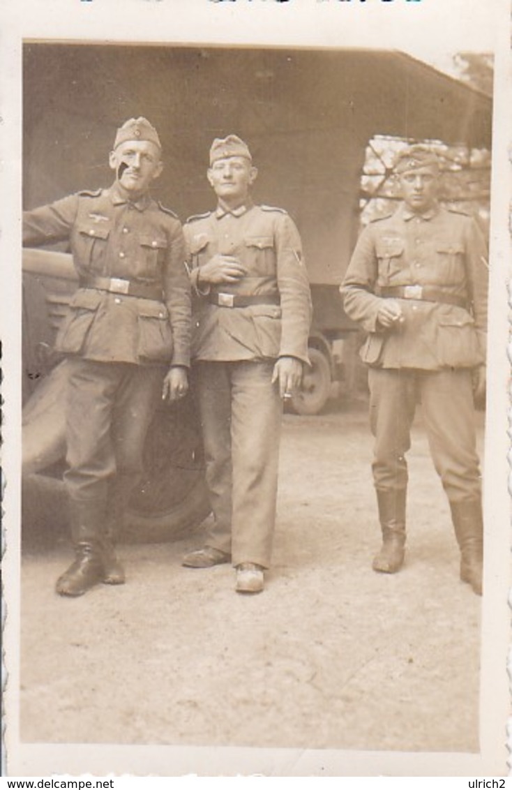 Foto 3 Deutsche Soldaten In Marle - Frankreich - Pfingsten 1941 - 8*5,5cm (36961) - Krieg, Militär