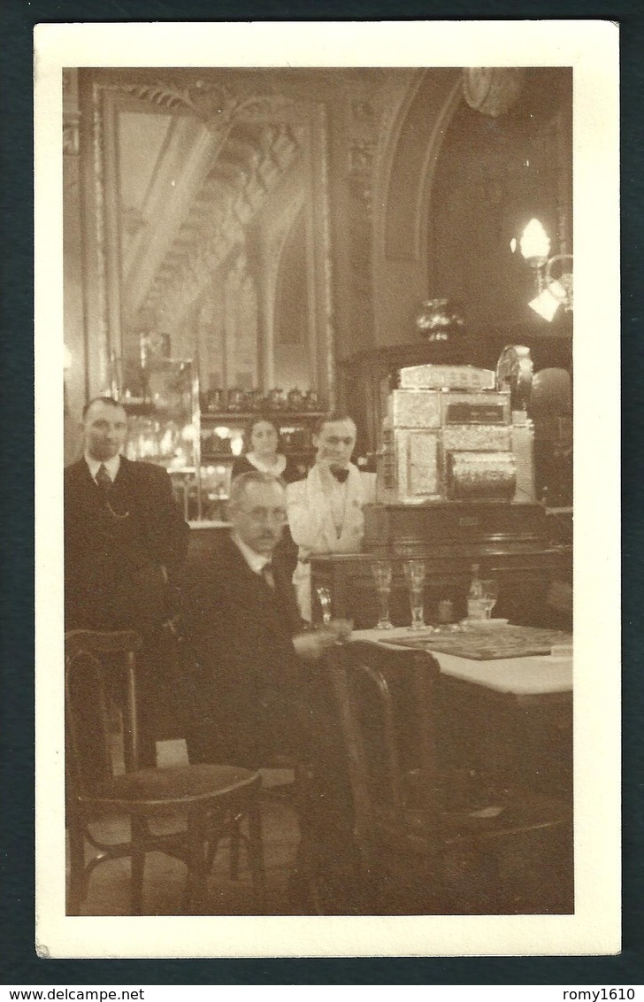 LIEGE. Photo Carte. Intérieur D'un Café. Animé, 2 Scans. - Liege