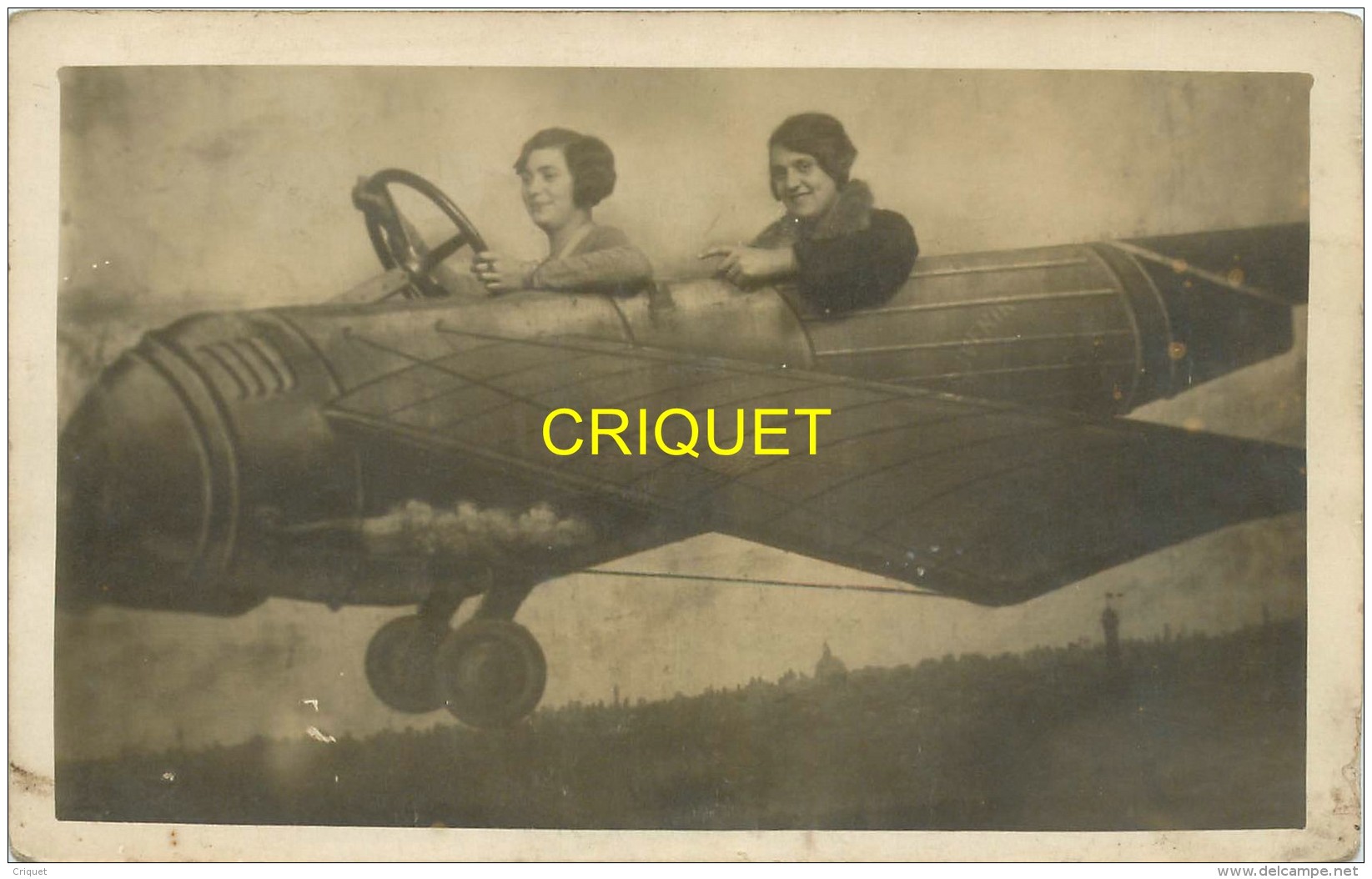 Femmes, Photo-montage De 2 Femmes Dans Un Vieil Aéroplane Survolant Paris - Women