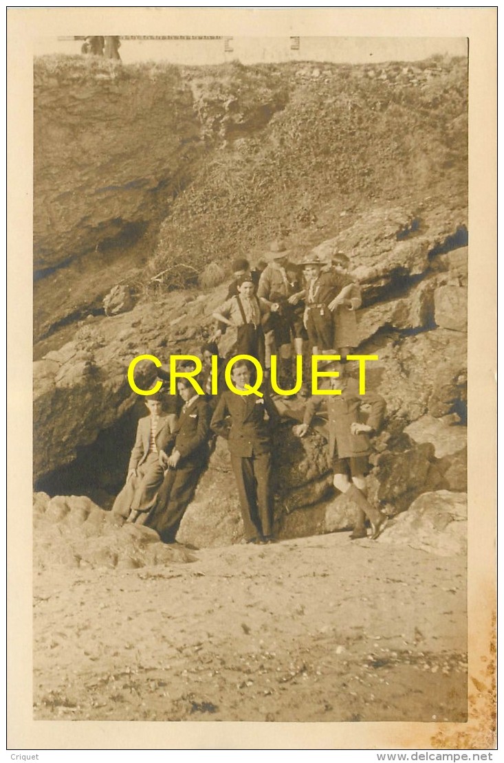 Scoutisme, Photo-carte D'un Groupe De Scouts Et De Civils Devant Des Rochers, N° 2 - Scoutisme