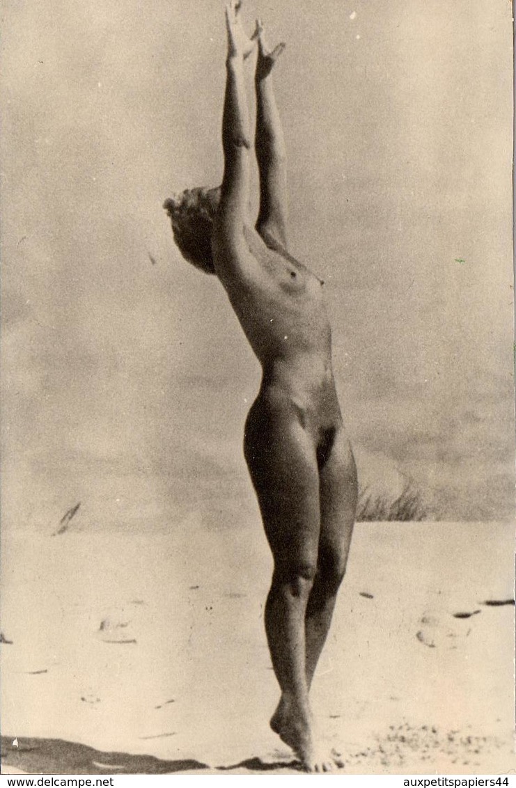 Photo Originale FKK & Naturisme - Femme Nue En Liberté Jouant Au Volley Ball Ou Gymnastique Vs 1950/60 - Nackt, Nude, Nu - Pin-Ups