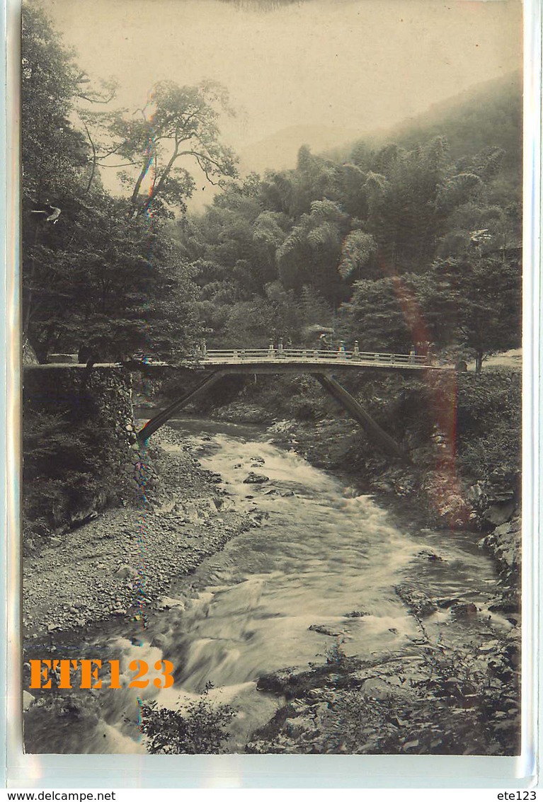 Post Card  - JAPON - Japan - Photo D'un Pont Au Dessus D'une Rivière Dans Une Forêt - Autres & Non Classés