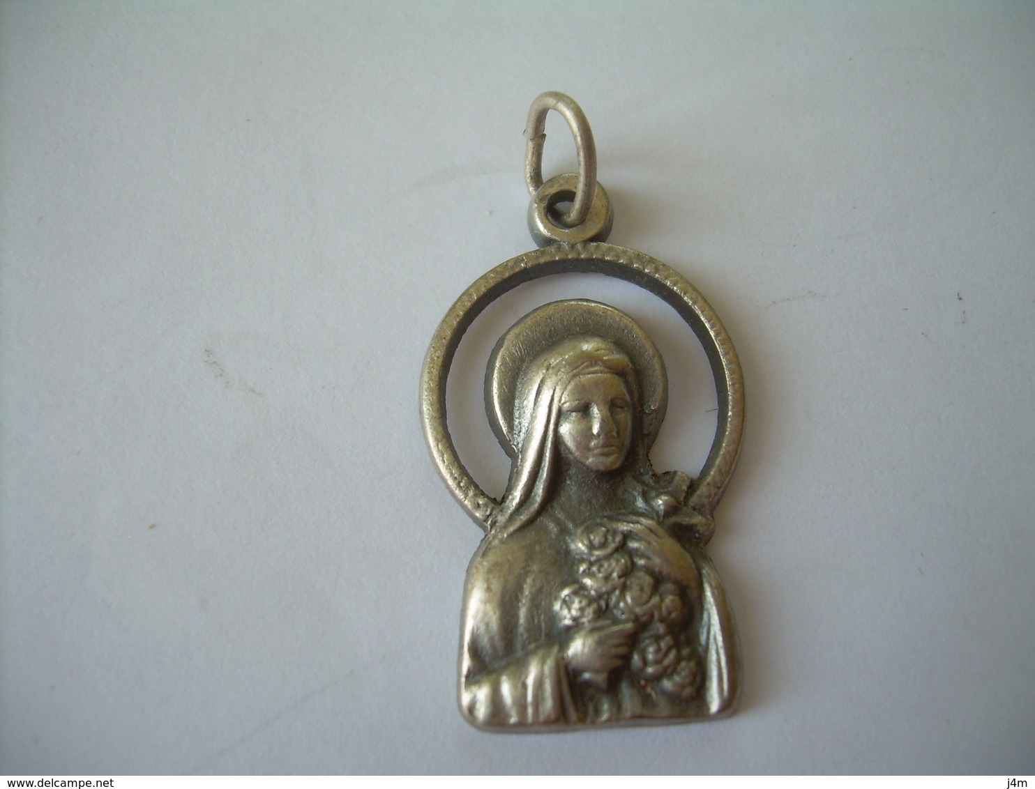 MEDAILLE RELIGIEUSE En METAL Argenté... SAINTE THERESE De LISIEUX....2 Scans - Religion & Esotérisme