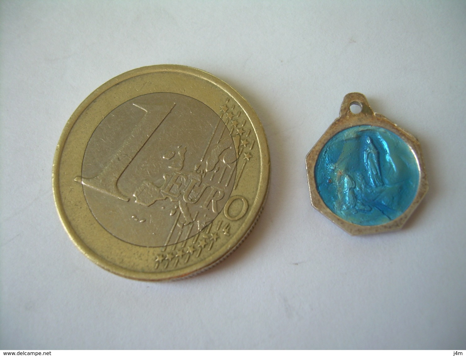 MEDAILLE RELIGIEUSE En ARGENT Et EMAIL Bleu.. NOTRE DAME De LOURDES....2 Scans - Religion & Esotericism