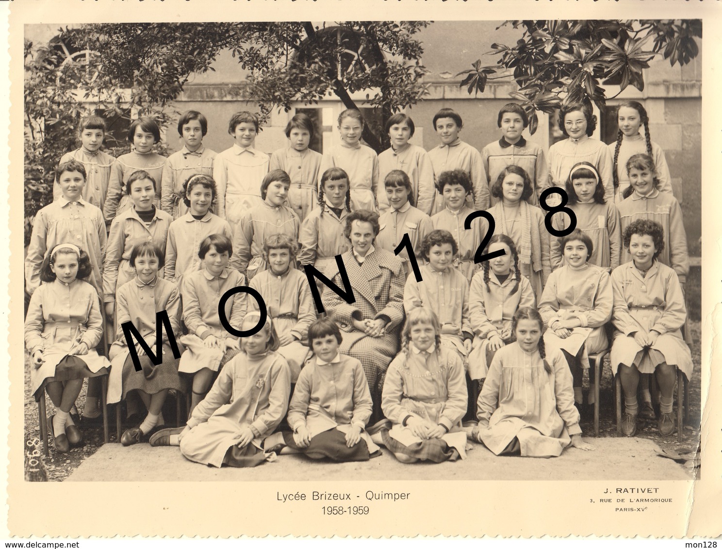 QUIMPER PHOTO DE CLASSE DE FILLES LYCEE BRIZEUX 1958-1959 - PHOTOGRAPHE J.RATIVET PARIS - DIM 23,5x18 Cms - Places