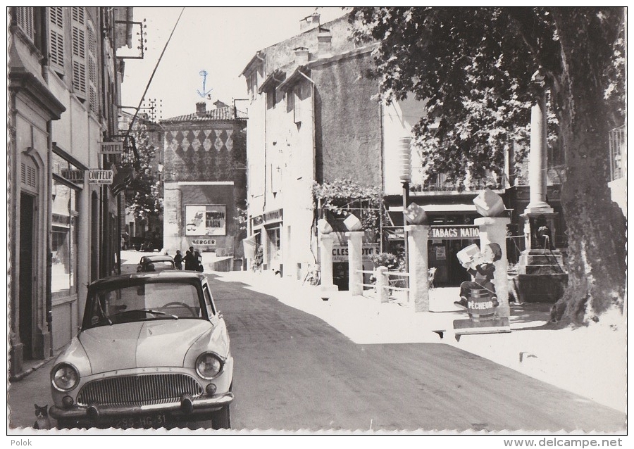 Br - Cpsm Grand Format CARCES (Var) - Rue Maréchal Foch - Bar Tabac National (Simca Aronde) - Carces