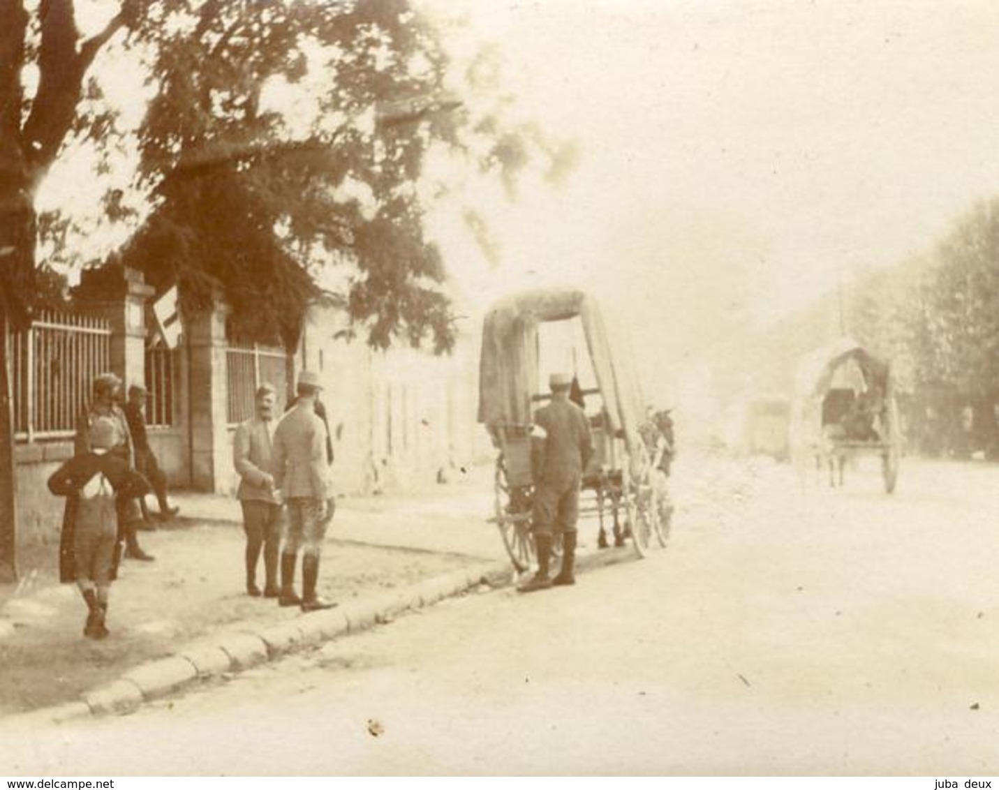 HARTENNES , Septembre 1915 . WW1 . Militaires , Ambulance , Voitures à Cheval ... Un Document !  PHOTO Albuminée SEPIA . - Guerre, Militaire