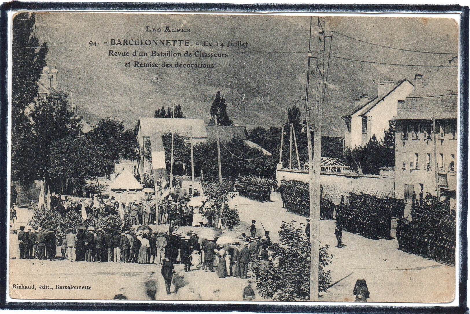 BARCELONNETTE - LE 14 JUILLET - REVUE D'UN BATAILLON DE CHASSEURS ET REMISE DES DECORATIONS - MILITAIRES - BEAU PLAN - Barcelonnette