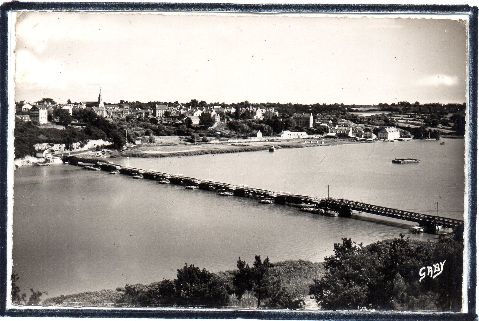 LA ROCHE BERNARD - LA PASSERELLE - VUE SUR LA VILLE - La Roche-Bernard