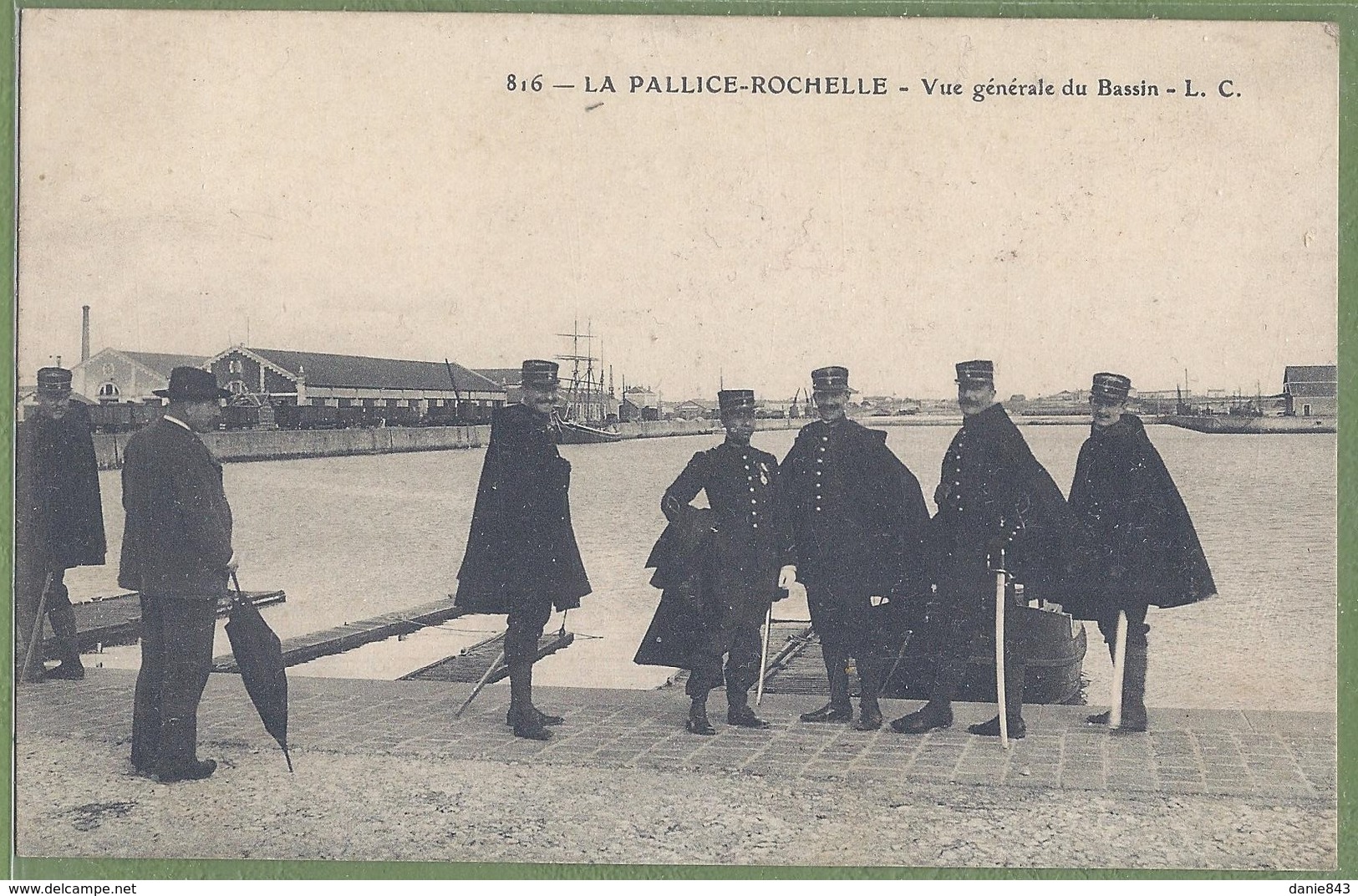 CPA TOP ANIMATION - CHARENTE MARITIME - LA PALLICE  ROCHELLE -  VUE GENERALE DU BASSIN - DOUANIERS - L.C. / 816 - La Rochelle