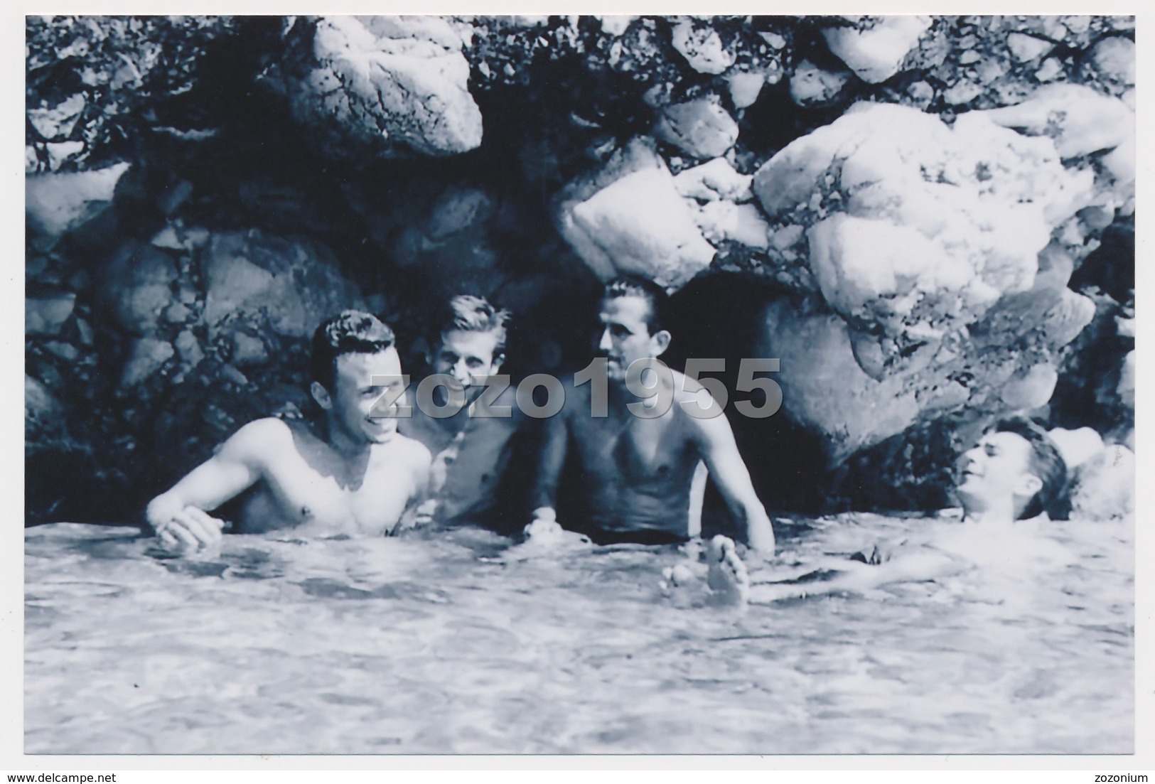 REPRINT -  Naked Trunks Mucular Guys Men In Shallow On Beach  Hommes Nus Sur La Plage, Mecs Nu Photo Reproduction - Persone