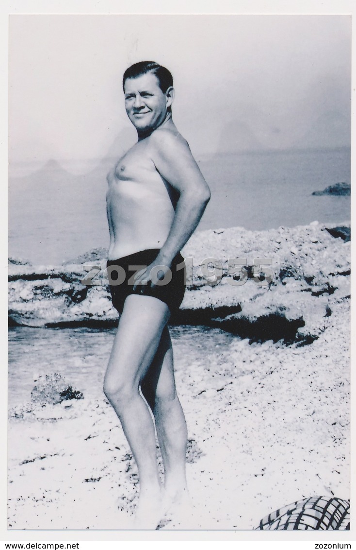 REPRINT - Handsome Naked Trunks Man On Beach Gay Int - Homme Sur La Plage,  Homme Nu - Photo Reproduction - Autres & Non Classés