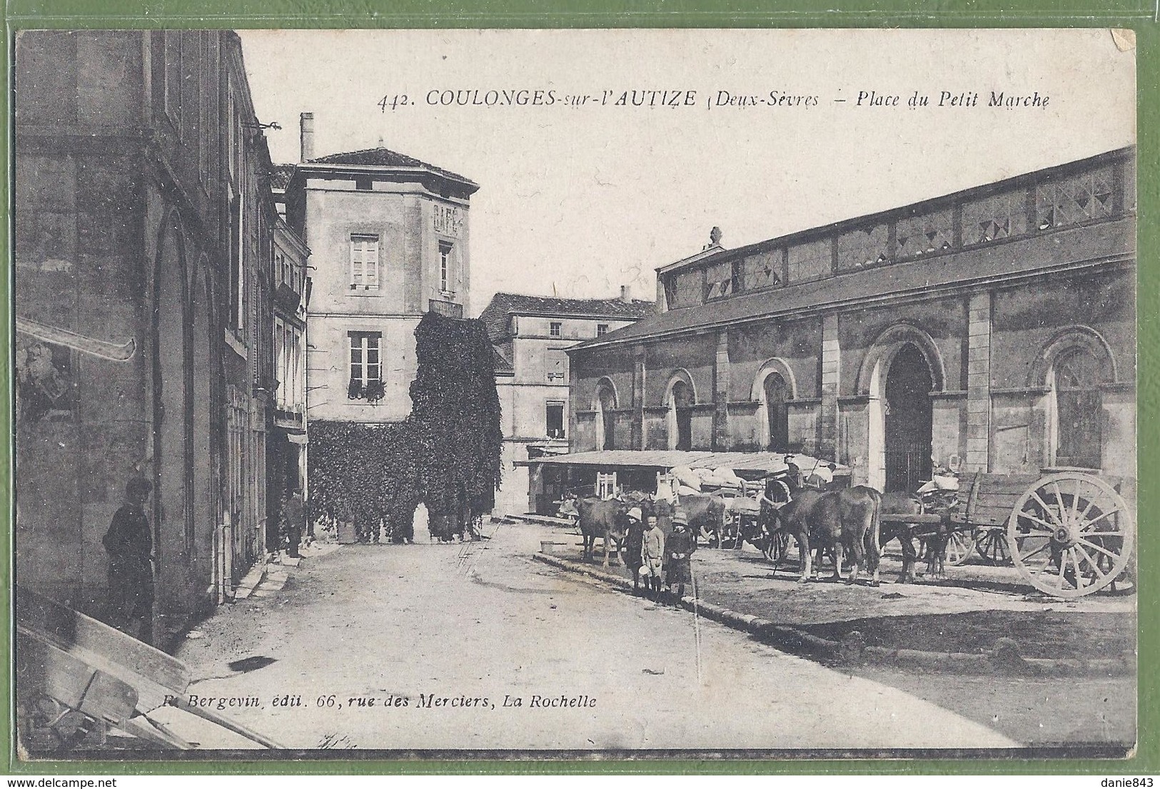 CPA - DEUX SEVRES - COULONGES SUR L'AUTIZE - PLACE DU PETIT MARCHÉ - Belle Animation - Bergevin / 442 - Coulonges-sur-l'Autize