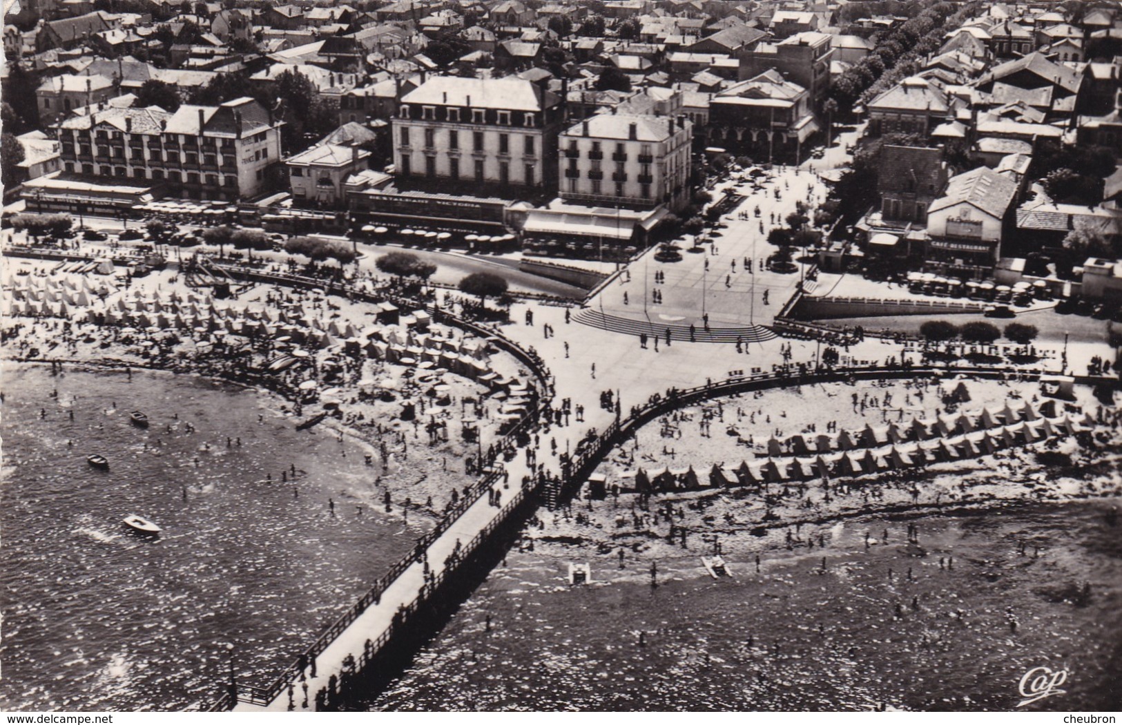 33.  ARCACHON. VUE AÉRIENNE. PLACE THIERS  ANNÉE 1956 - Arcachon