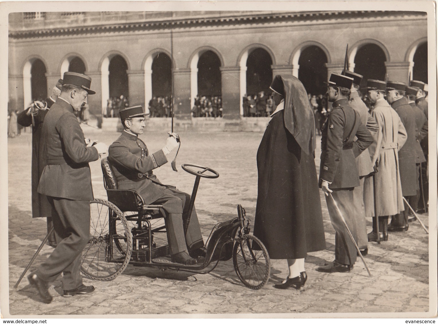 °°°  Paris . L'infirmière Mme Ménhart Est Décorée De La Légion D'honneur   °°°  ///  REF OCT.18  N° 21 - Arrondissement: 07