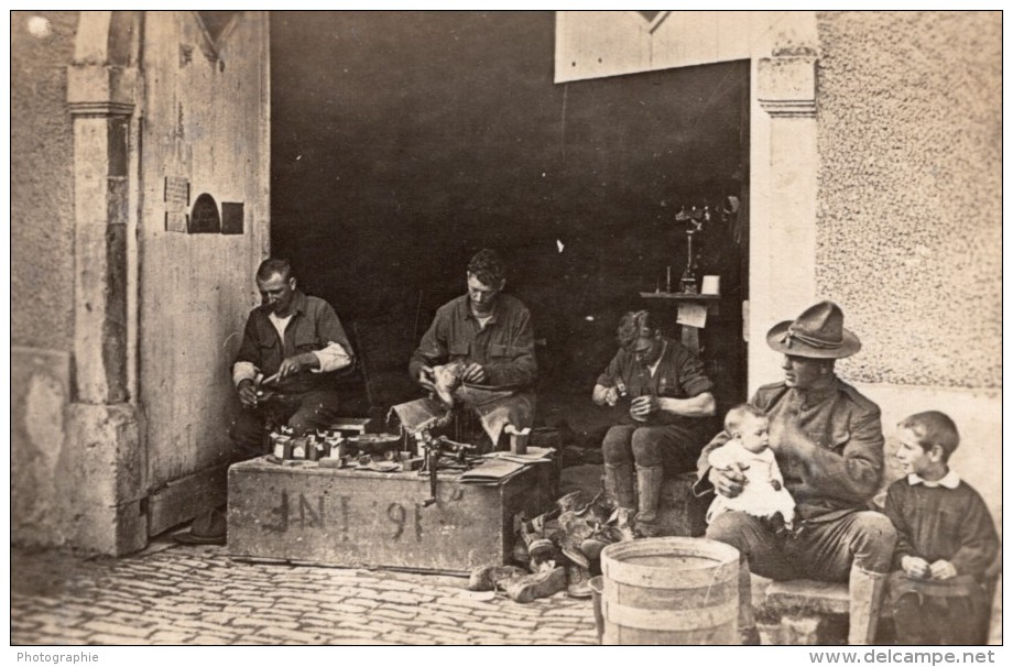 Atelier De Cordonnier Soldat Americain? Avec Un Bebe WWI Ancienne Photo 1914-1918 - War, Military