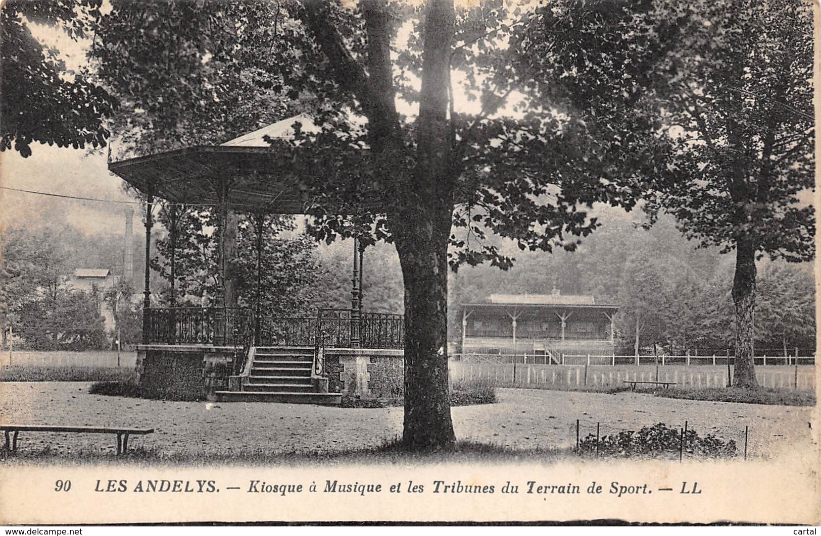 27 - LES ANDELYS - Kiosque à Musique Et Les Tribunes Du Terrain De Sport - Les Andelys