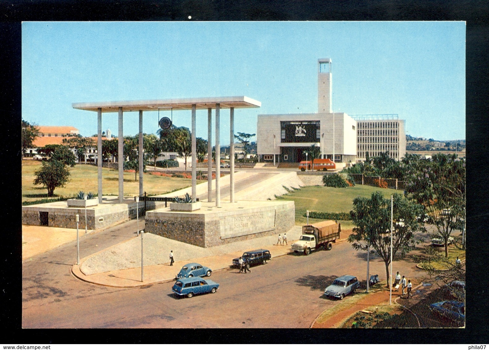 Uganda - Parliament Building With Independence Arch / Postcard Not Circulated, 2 Scans - Oeganda