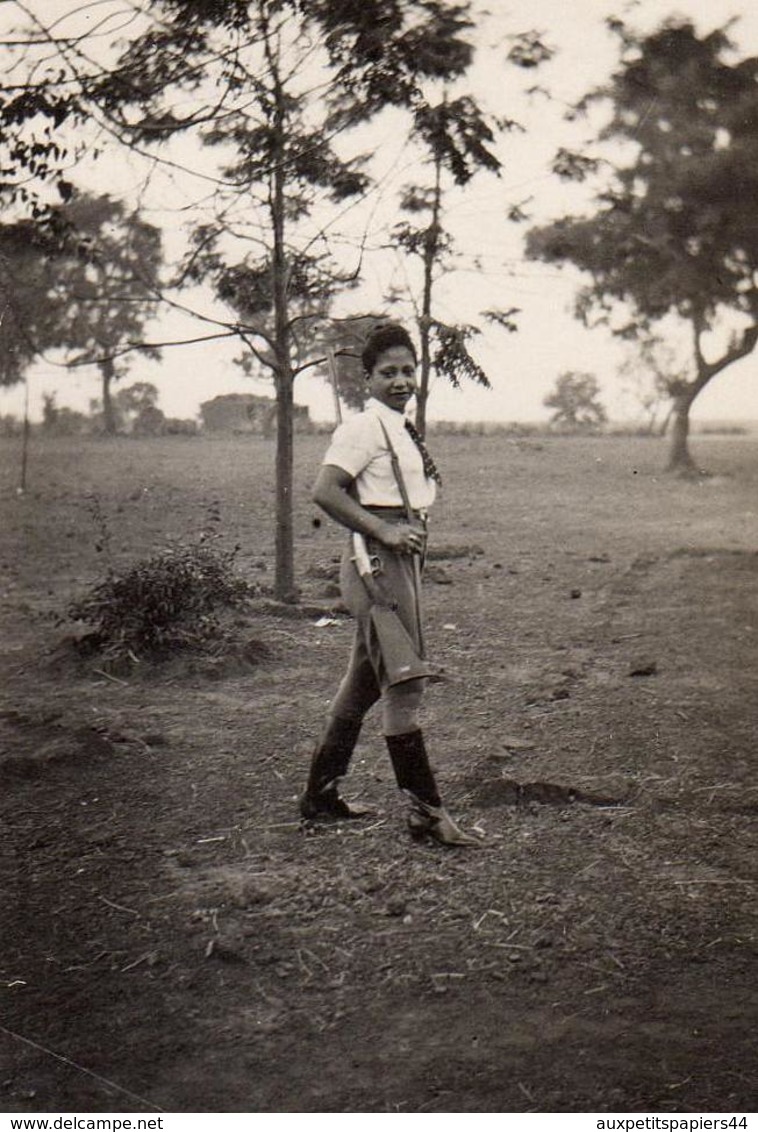 Photo Originale Adolescente à La Coiffure Banane Et Fusil à L'épaule Vers 1940 - BDM - Personnes Anonymes