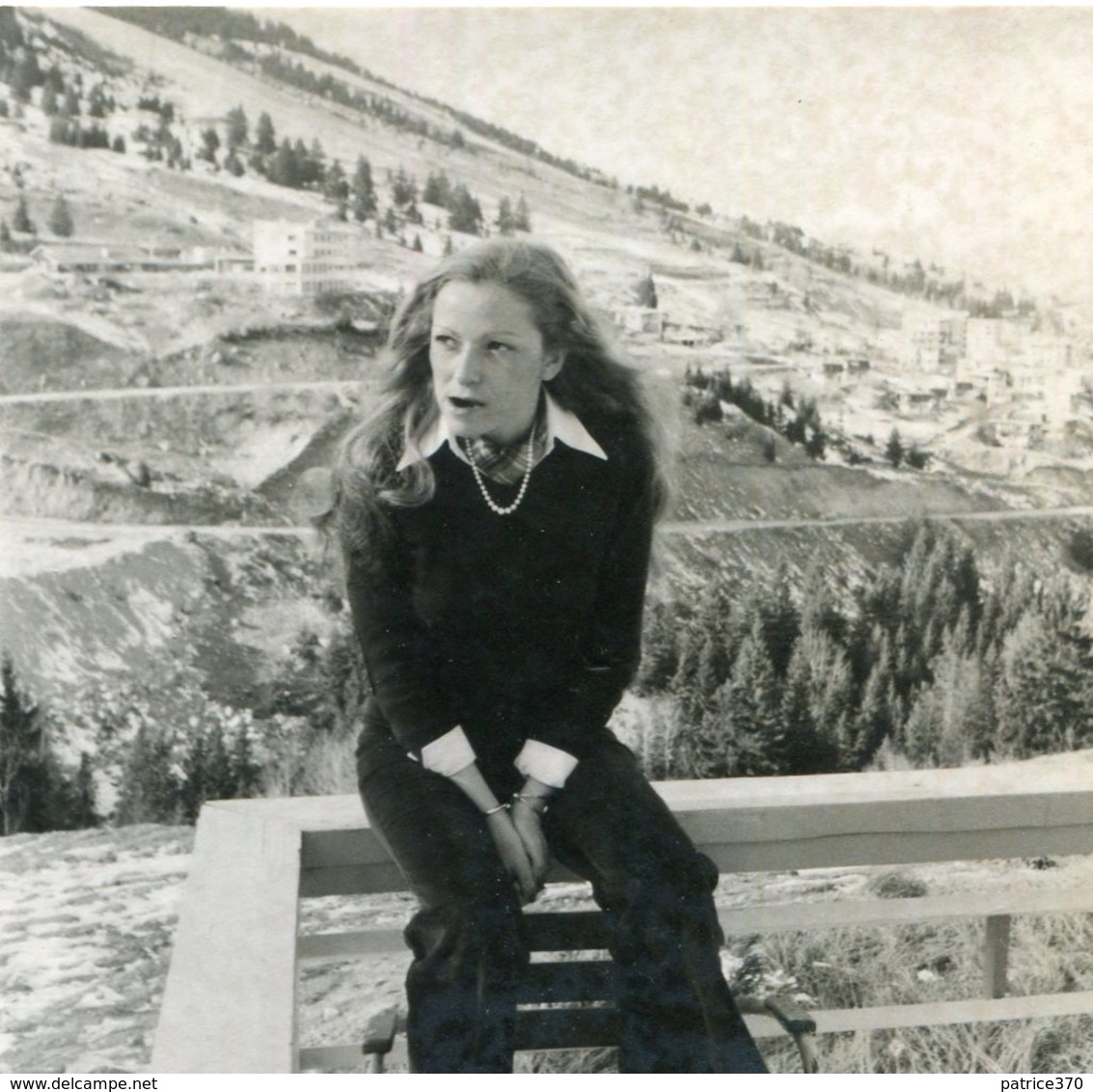 PHoto D'une Jeunee Fille Pensive Assise Sur Un Balcon De Courchevel Au Noël 1973 La Montagne Et La Station - Lieux