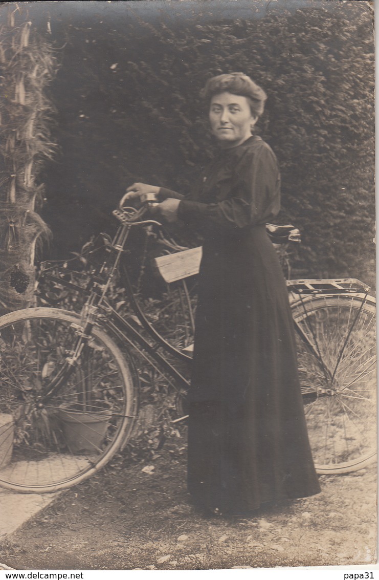 Photo Cartonnée D'une Femme Sur Un Vieux Velot - Ciclismo