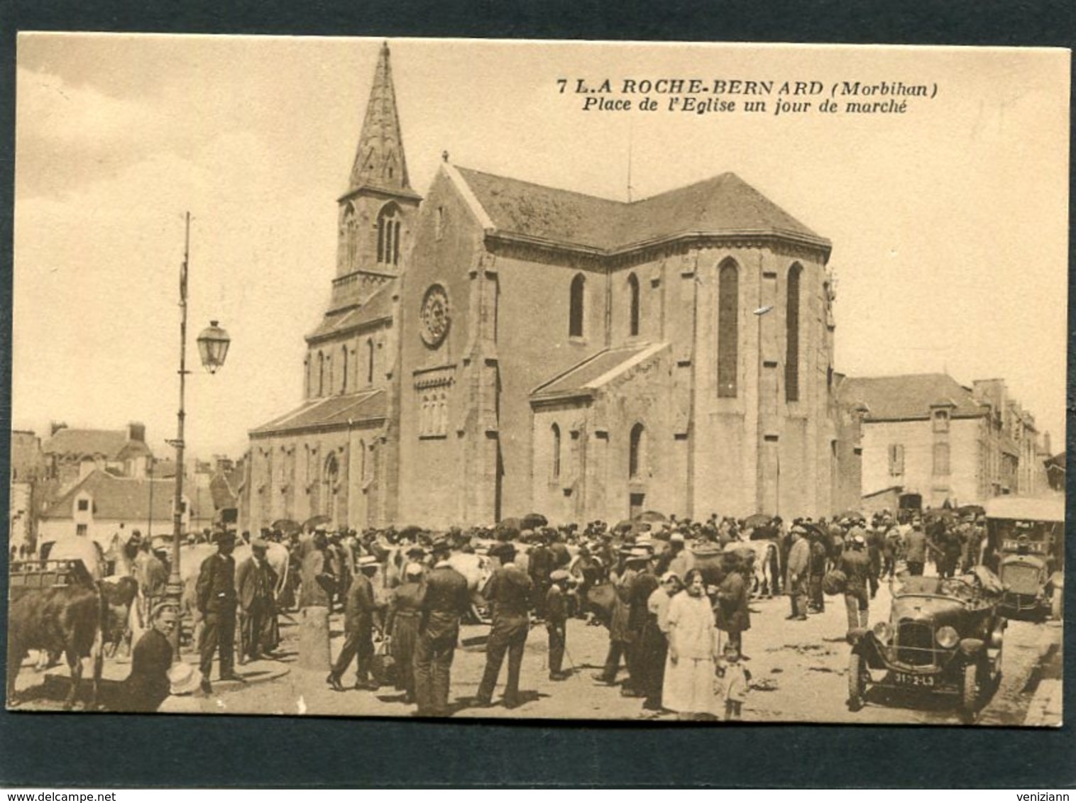 CPA - LA ROCHE BERNARD - La Place De L'Eglise Un Jour De Marché, Très Animé - Automobiles - La Roche-Bernard