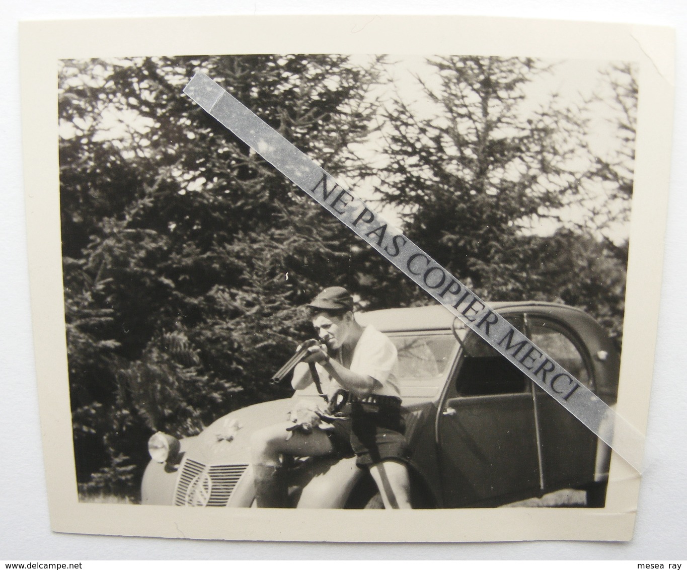 Citroen 2CV 2 CV Homme Chasseur En Short Carabine Fusil Lapin Mort Petite Photo Originale Snapshot - Automobiles