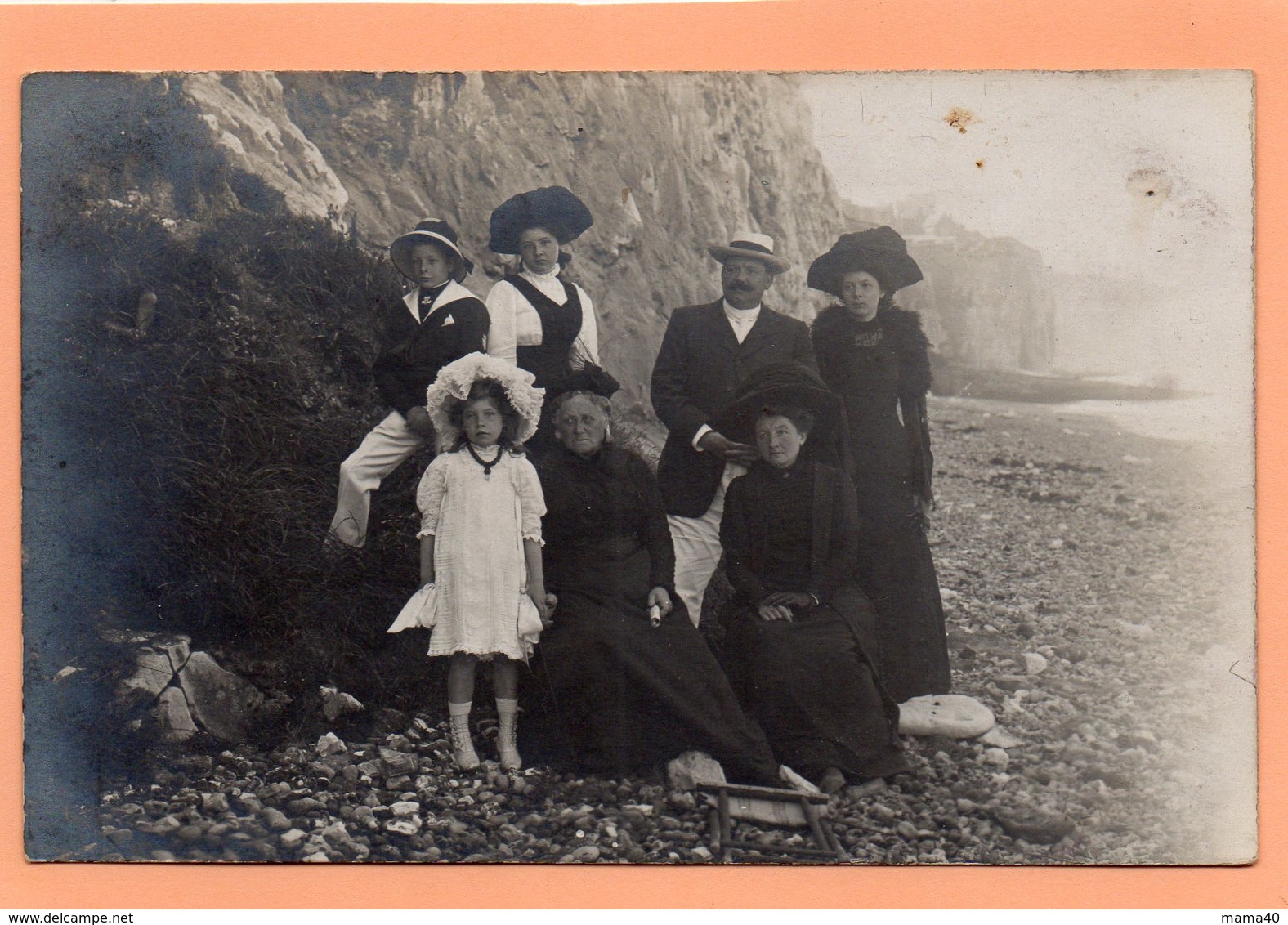 CARTE PHOTO - 76 - LE TREPORT - FAMILLE SUR LA PLAGE AU PIED DE LA FALAISE - Le Treport