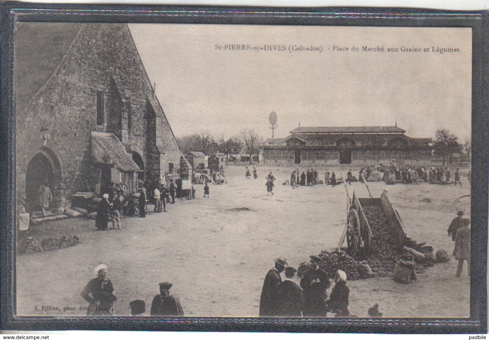 Carte Postale 14. Saint-Pierre-sur-Dive  Place Du Marché Aux Grains Et Légumes   Très Beau Plan - Autres & Non Classés