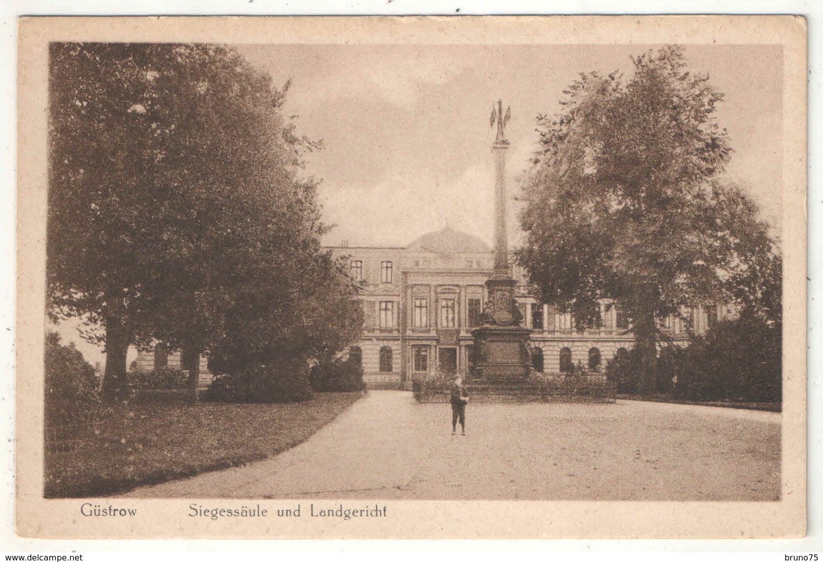 Güstrow - Siegessäule Und Landgericht - Guestrow