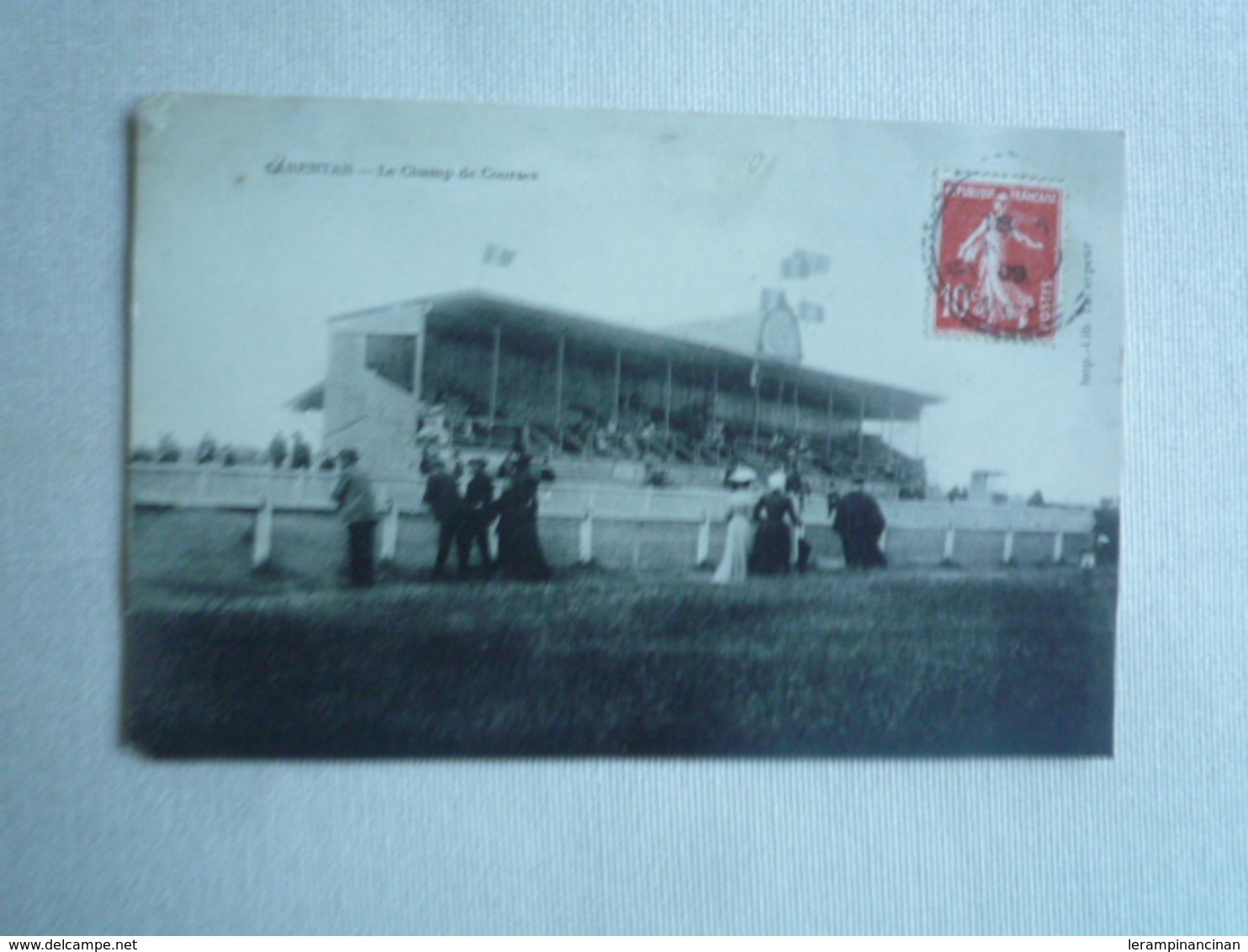 1910 CARENTAN LE CHAMP DE COURSE  EDITIONS LEHERPEUR  CIRCULÉE DIVISÉE  ETAT CORRECT LEGER MANQUE COINS GAUCHES - Carentan