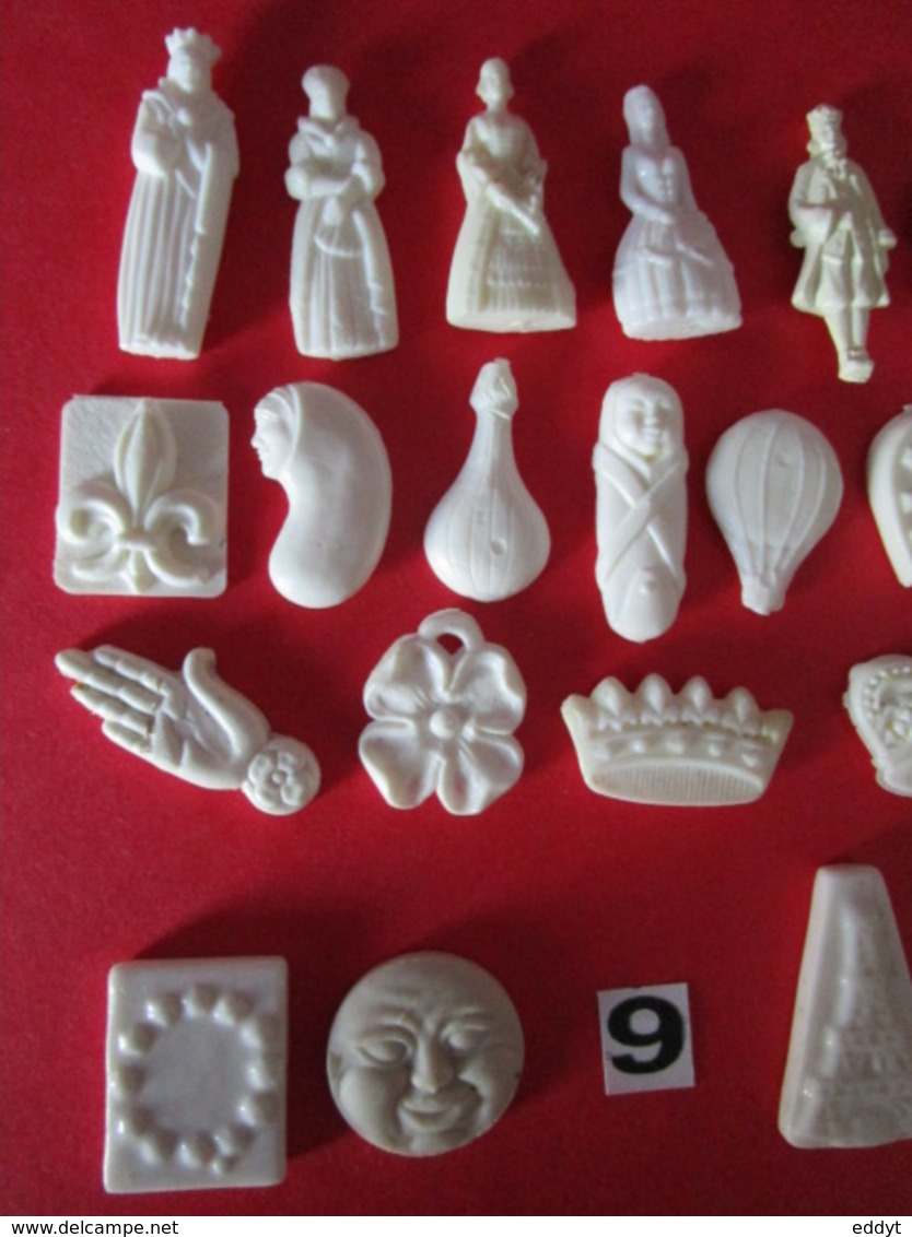 24 Divers FÈVES Plastiques Blanches + 4 FÈVES En Céramique (bas De La Photos) - Envoi + Frais - Characters