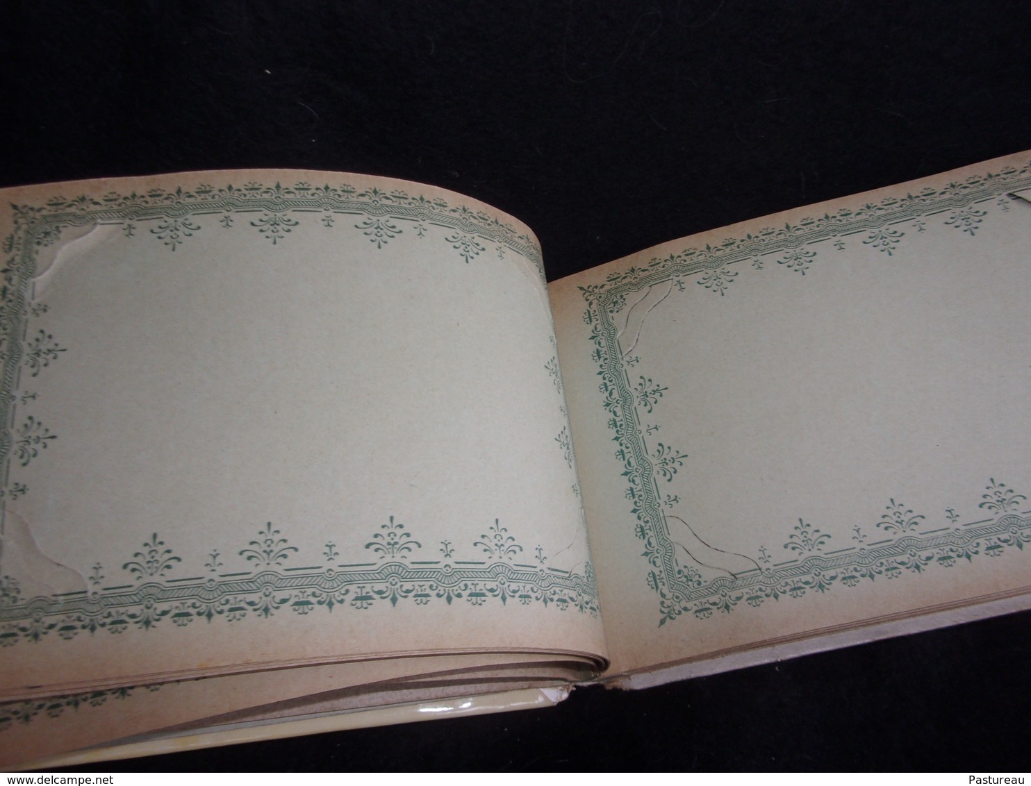 Album Ancien  Vide 13 X 20 .Exposition Paris 1900. 24 Pages . Idéal Pour Ranger 48 ( 24 X 2 ) Cartes . Voir 4 Scans . - Album, Raccoglitori & Fogli