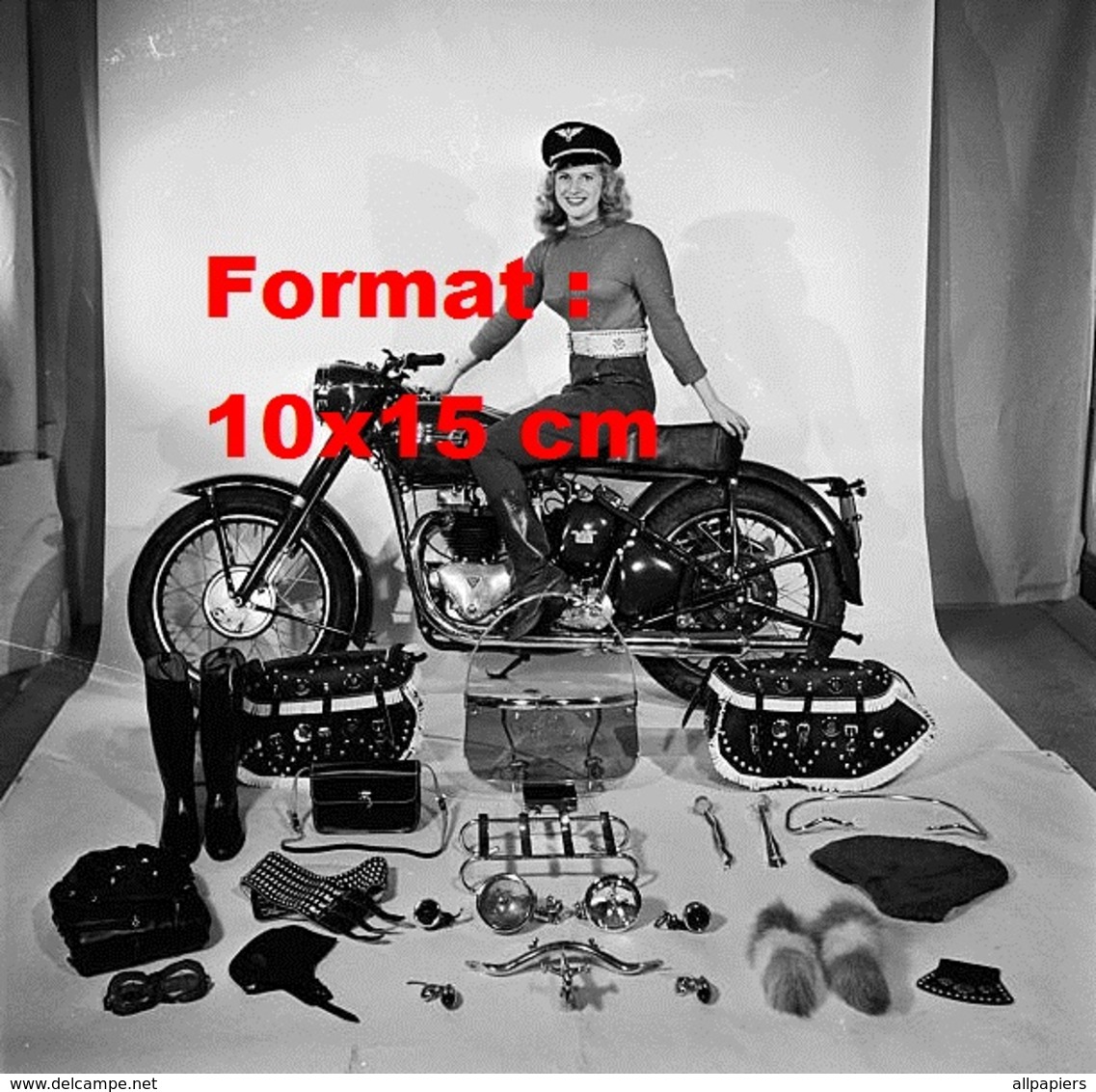 Reproduction D'une Photographie Ancienne D'une Femme Sur Une Moto Présentant L'ensemble Des Accessoires Possibles - Autres & Non Classés