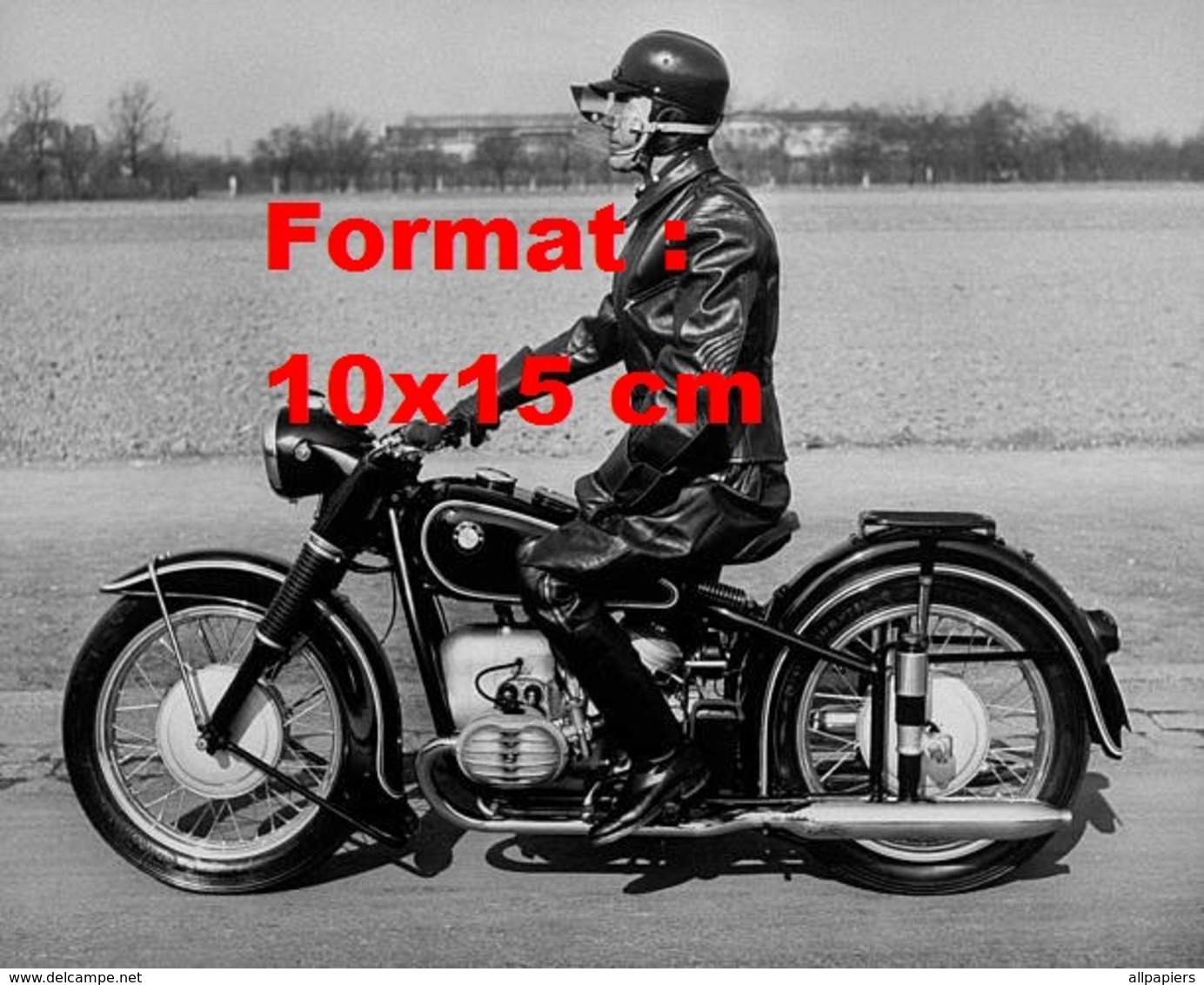 Reproduction D'une Photographie Ancienne D'un Motard Vêtu En Cuir Noir Sur Un Moto BMW En 1950 - Autres & Non Classés