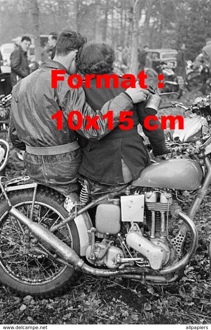 Reproduction D'une Photographie Ancienne D'un Couple D'amoureux Sur Une Moto En 1950 - Other & Unclassified