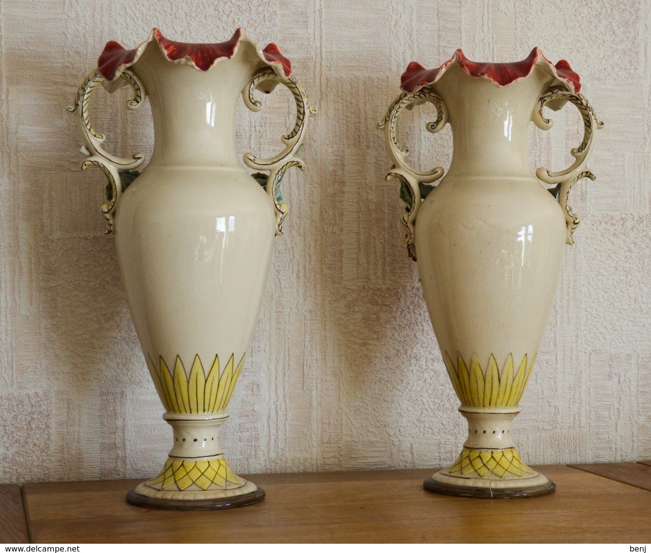 Paire De Vases Anciens En Barbotine - Verre & Cristal