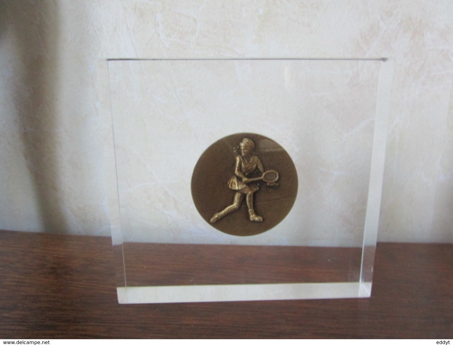 RÉCOMPENSE - TROPHÉE Incursion Médaille Bronze Diamètre 50 Mm  TENNIS Femme Dans Bloc Plexi Transparent - Otros & Sin Clasificación