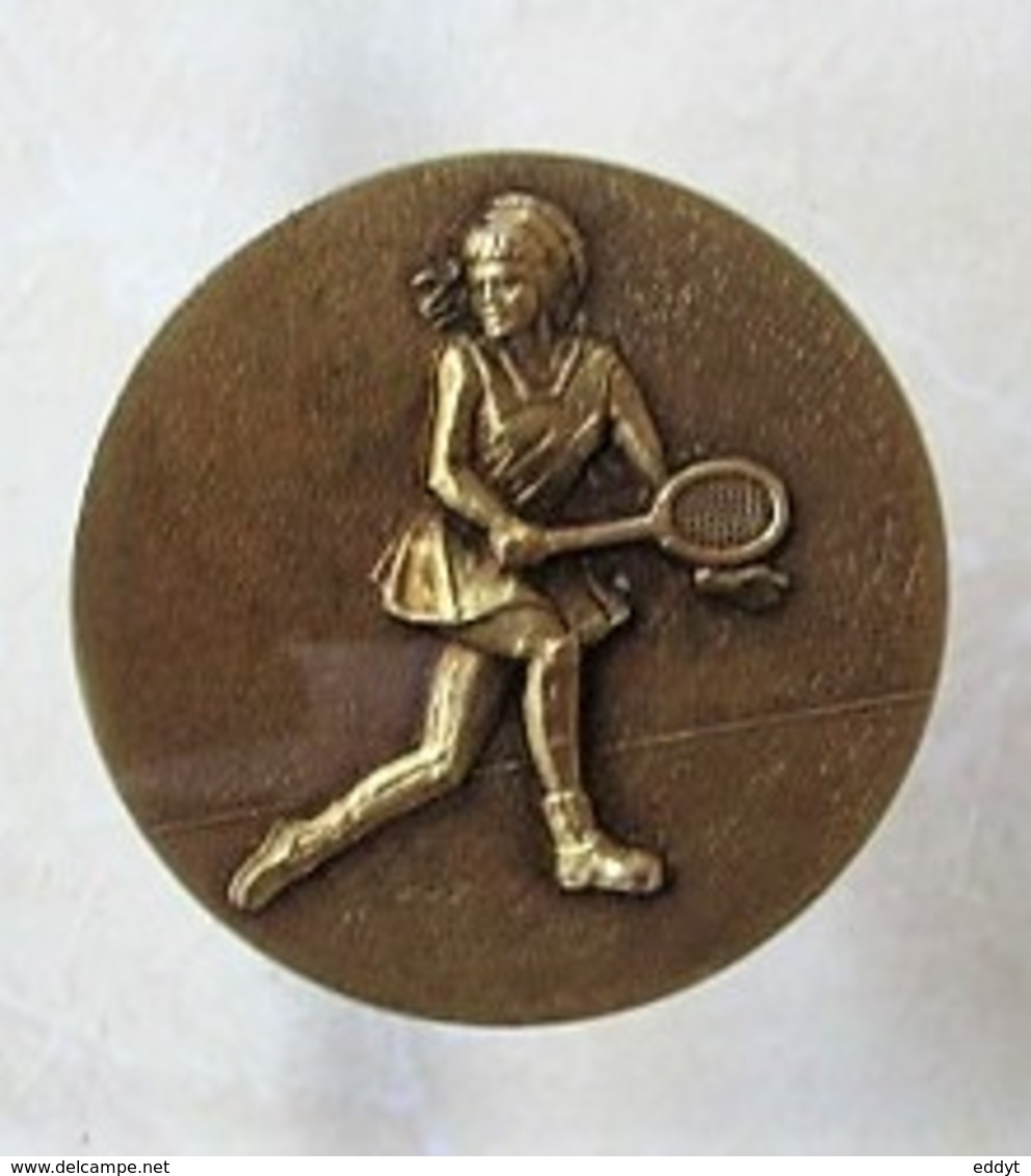 RÉCOMPENSE - TROPHÉE Incursion Médaille Bronze Diamètre 50 Mm  TENNIS Femme Dans Bloc Plexi Transparent - Autres & Non Classés