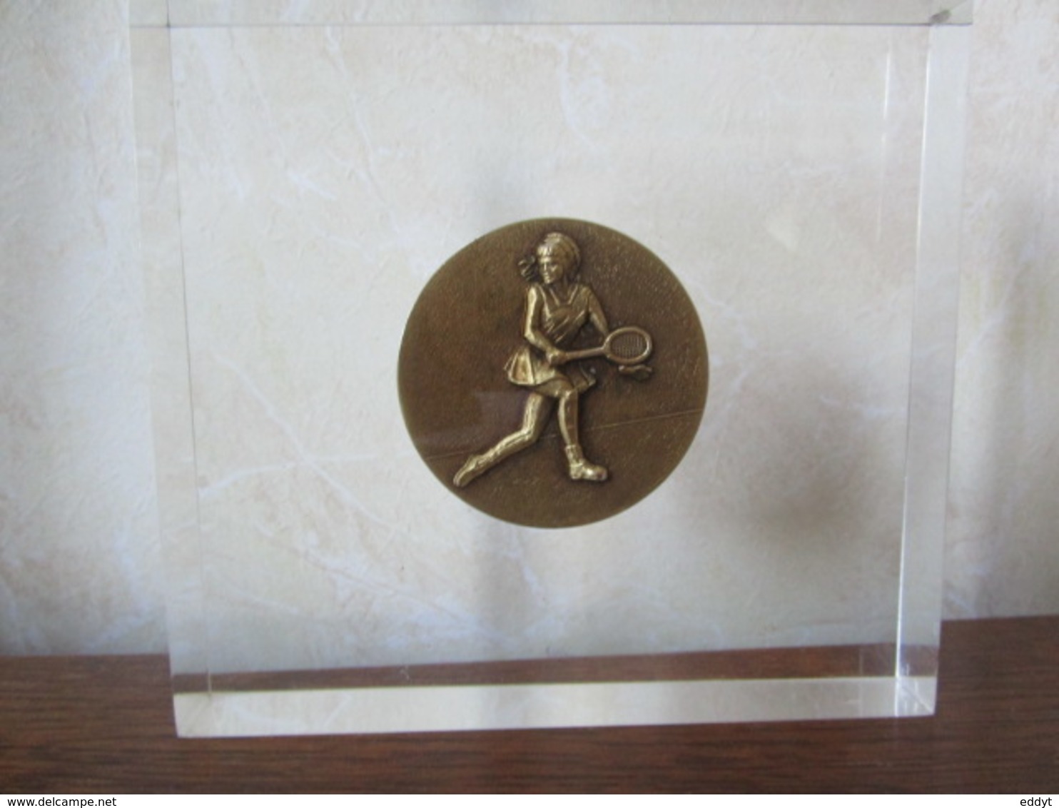 RÉCOMPENSE - TROPHÉE Incursion Médaille Bronze Diamètre 50 Mm  TENNIS Femme Dans Bloc Plexi Transparent - Sonstige & Ohne Zuordnung