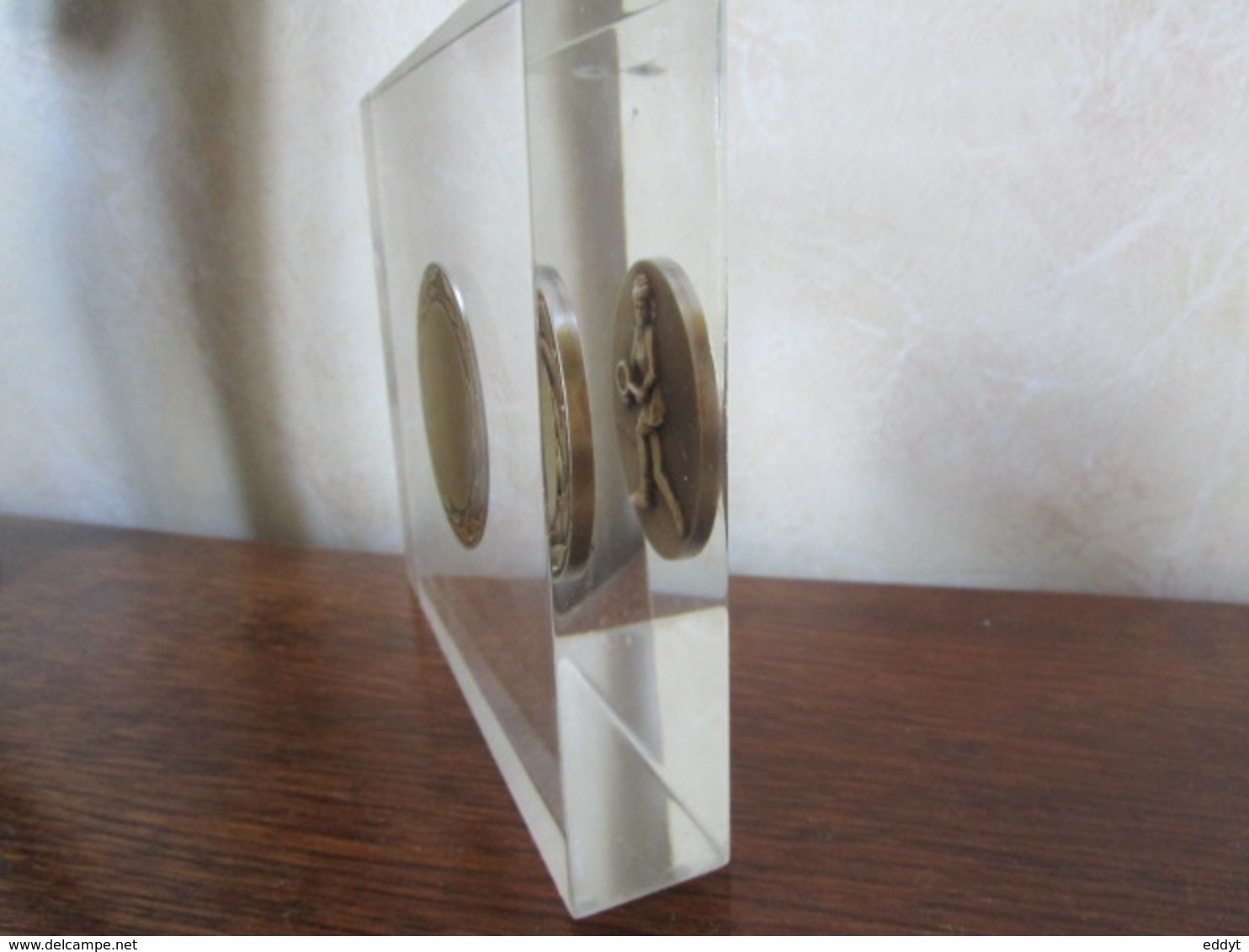 RÉCOMPENSE - TROPHÉE Incursion Médaille Bronze Diamètre 50 Mm  TENNIS Femme Dans Bloc Plexi Transparent - Sonstige & Ohne Zuordnung