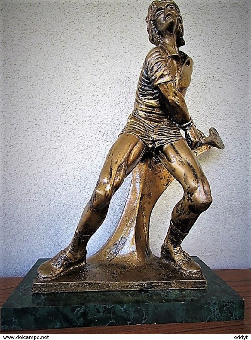 Grand TROPHÉE Récompense TENNIS HOMME Neuf En Résine Couleur Bronze Poids 1,800 Kg Hauteur : 34 Cm - Autres & Non Classés