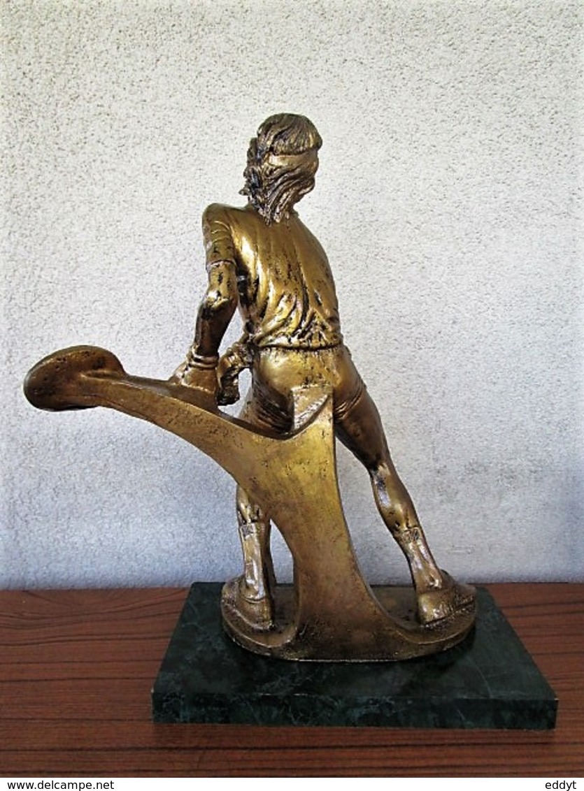 Grand TROPHÉE Récompense TENNIS HOMME Neuf En Résine Couleur Bronze Poids 1,800 Kg Hauteur : 34 Cm - Sonstige & Ohne Zuordnung